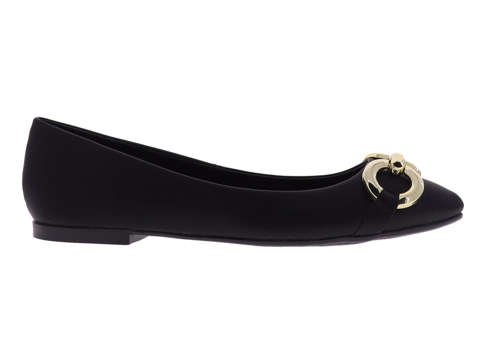 Zapato plano color negro con un adorno circular dorado en la parte frontal.