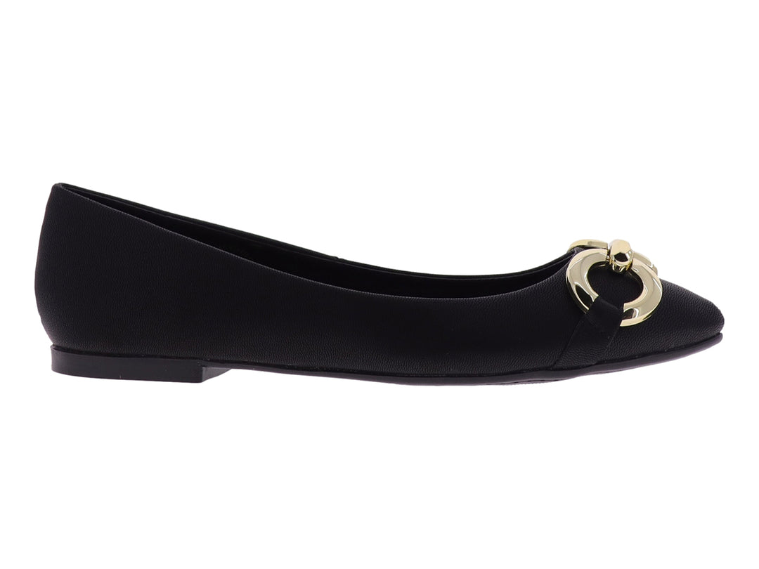 Zapato plano color negro con un adorno circular dorado en la parte frontal.