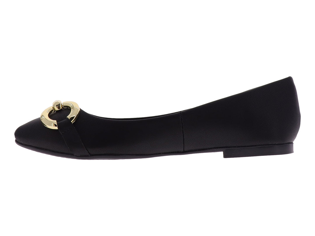 Zapato plano color negro con un adorno circular dorado en la parte frontal.