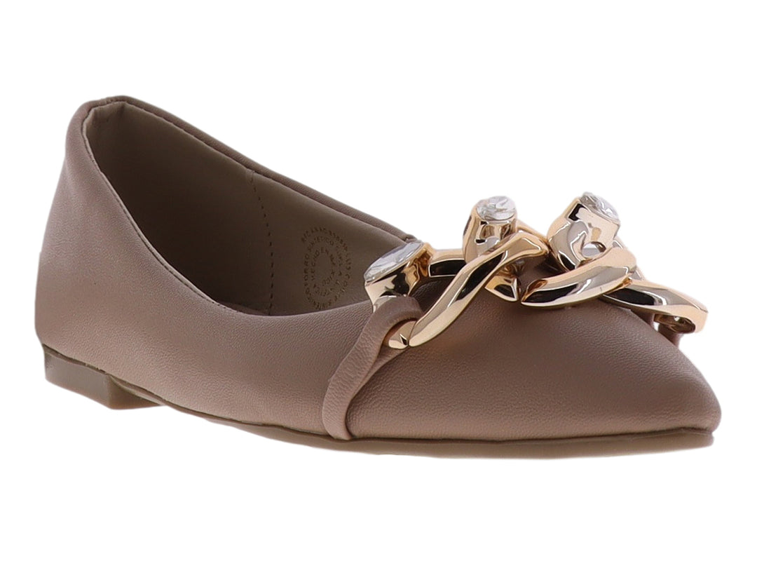 Zapato plano color beige para Niña con detalle de cadena dorada y cristales en la parte superior.