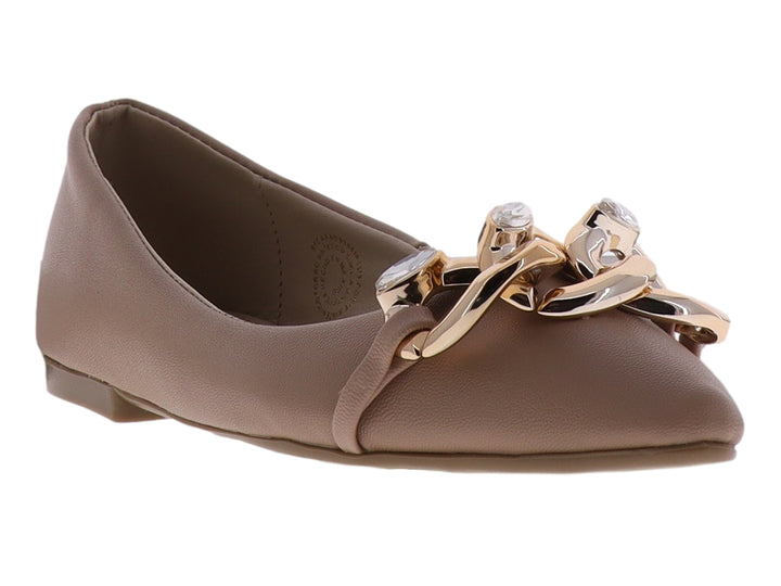 Zapato plano color beige para Niña con detalle de cadena dorada y cristales en la parte superior.