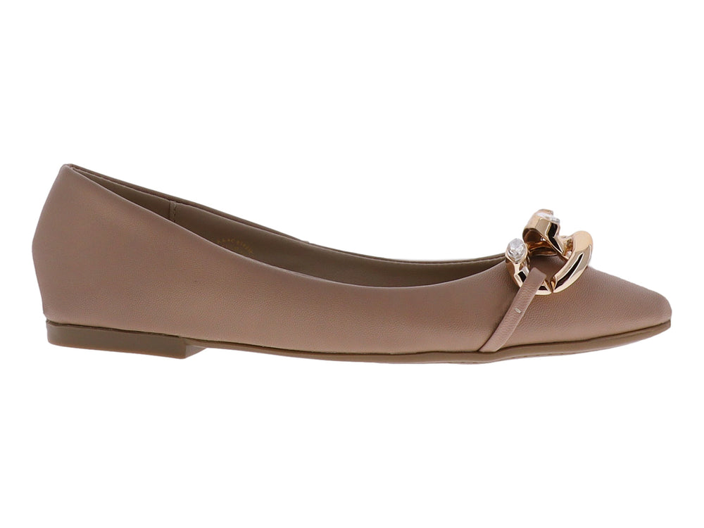 Zapato plano color beige para Niña con detalle de cadena dorada y cristales en la parte superior.