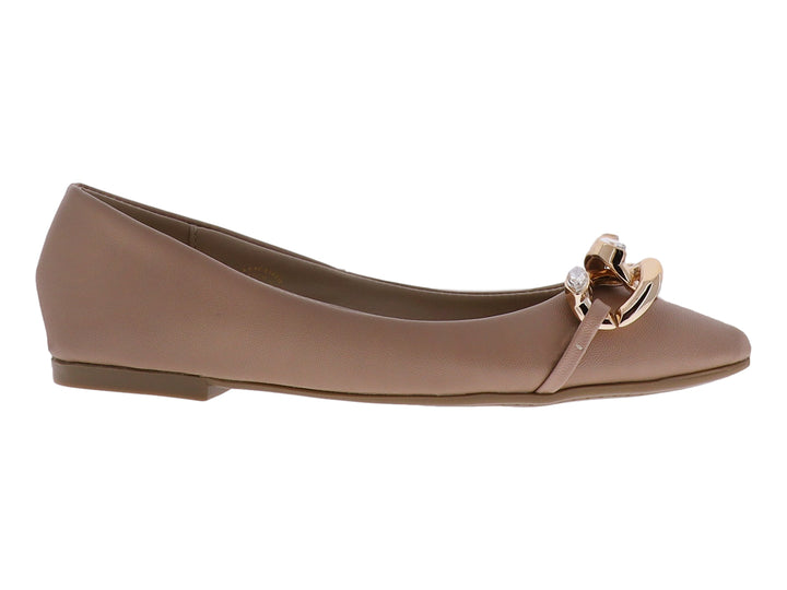 Zapato plano color beige para Niña con detalle de cadena dorada y cristales en la parte superior.