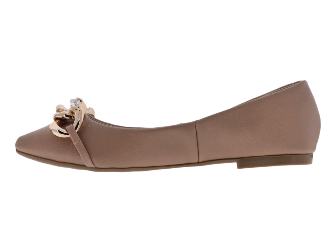 Zapato plano color beige para Niña con detalle de cadena dorada y cristales en la parte superior.