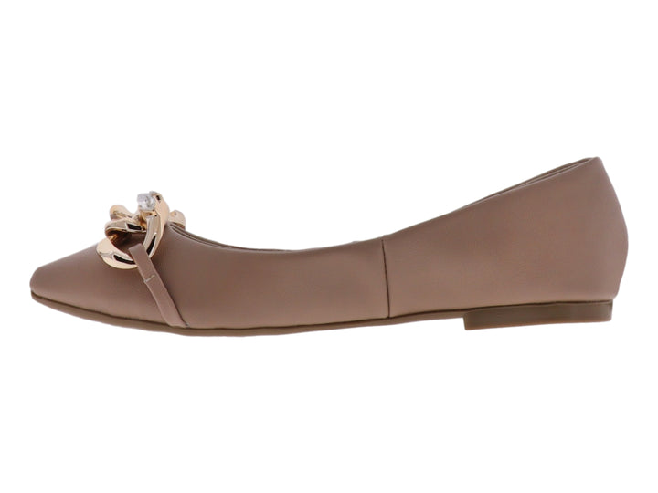Zapato plano color beige para Niña con detalle de cadena dorada y cristales en la parte superior.