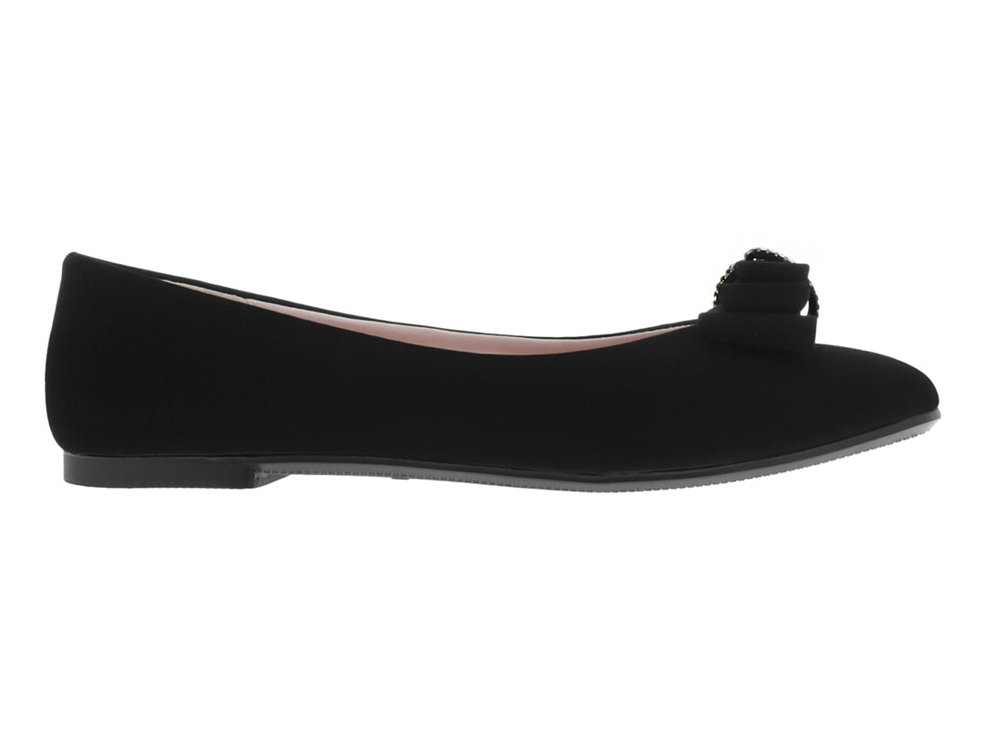 Zapato plano negro con moño decorativo y detalles de pedrería plateada.