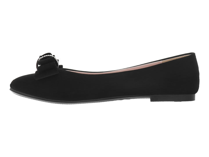 Zapato plano negro con moño decorativo y detalles de pedrería plateada.