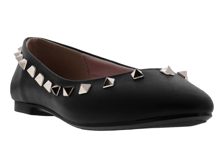 Zapato plano negro de piel con tachuelas plateadas en forma de pirámide.