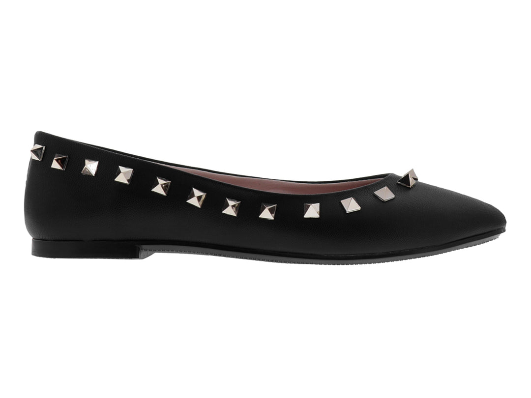 Zapato plano negro de piel con tachuelas plateadas en forma de pirámide.