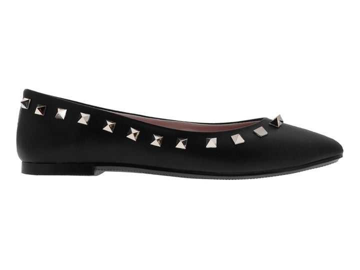 Zapato plano negro de piel con tachuelas plateadas en forma de pirámide.