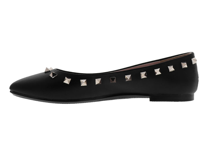 Zapato plano negro de piel con tachuelas plateadas en forma de pirámide.