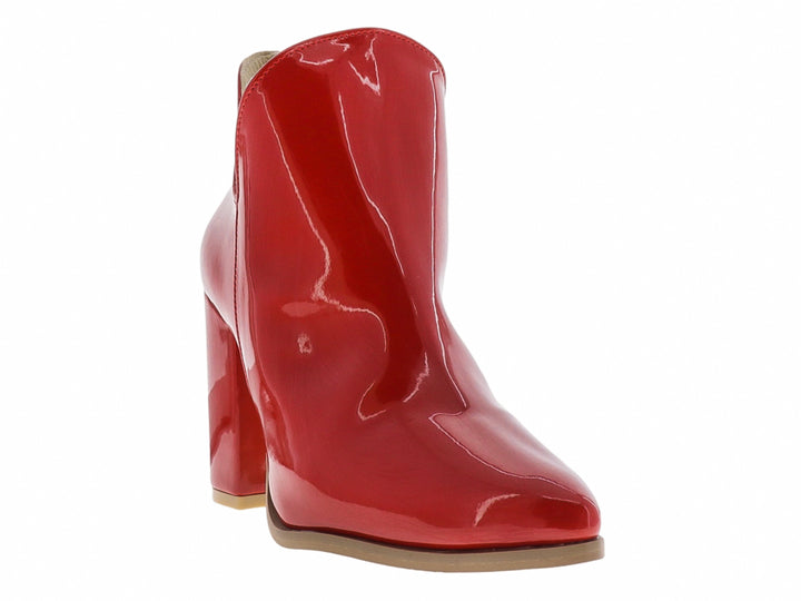 Bota de tacón grueso en color rojo brillante con acabado de charol para mujer.