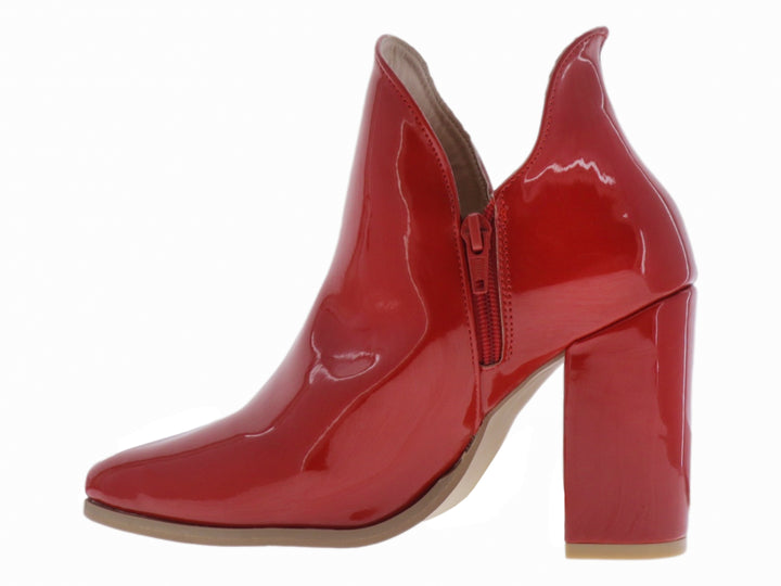 Bota de tacón grueso en color rojo brillante con acabado de charol para mujer.