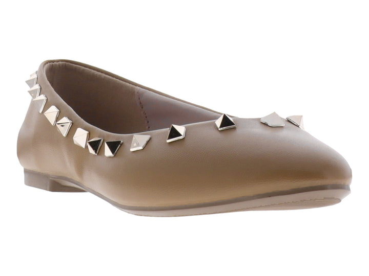Zapato plano color sándalo con detalles de tachuelas metálicas en el borde superior.