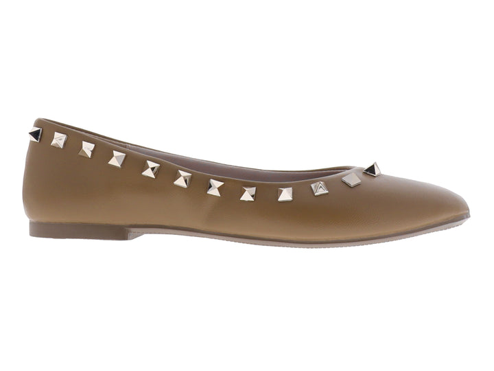 Zapato plano color sándalo con detalles de tachuelas metálicas en el borde superior.