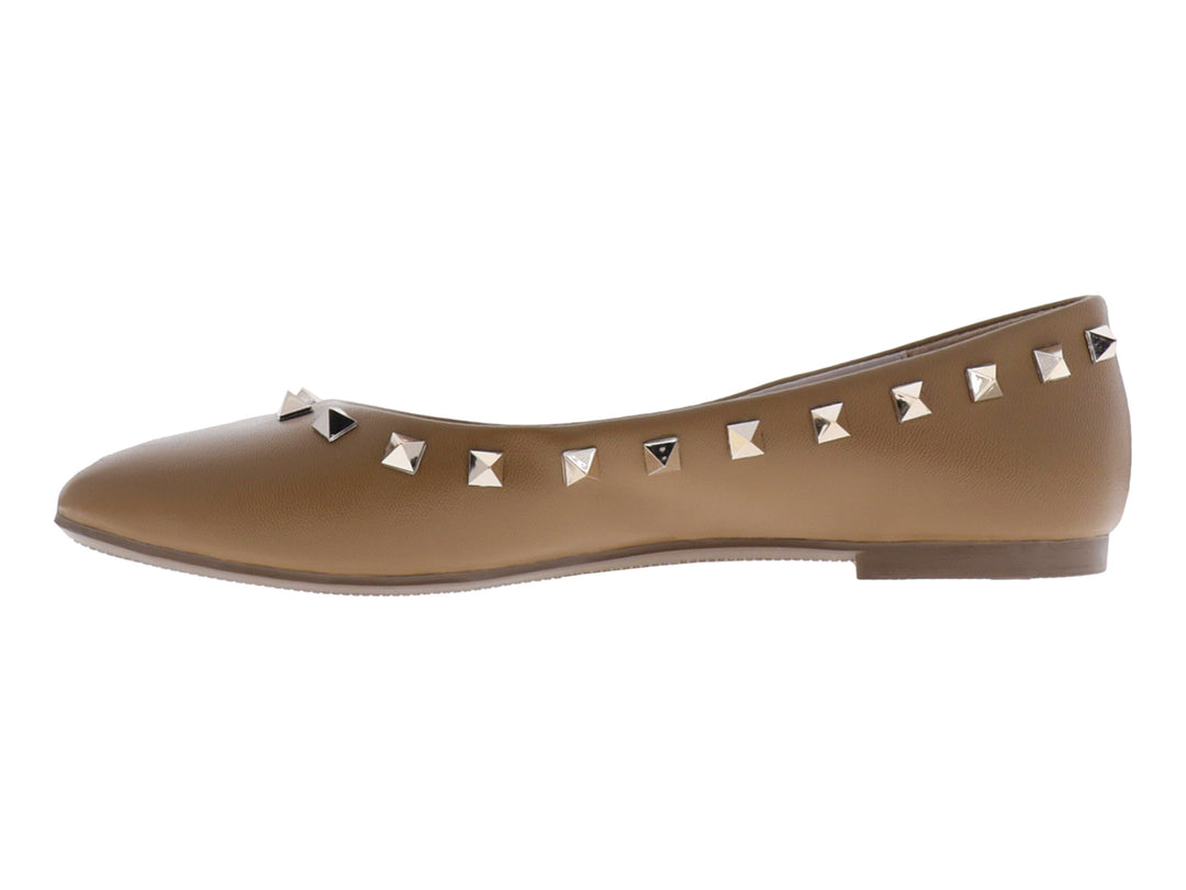 Zapato plano color sándalo con detalles de tachuelas metálicas en el borde superior.