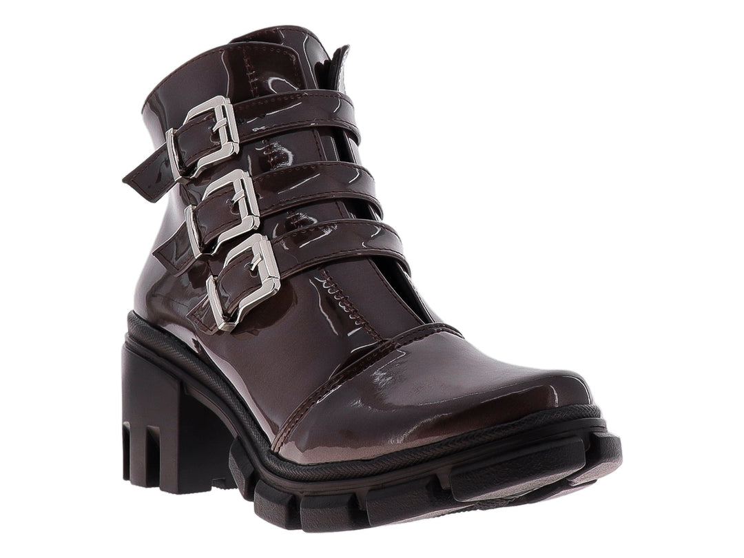Botas de charol color café con tres hebillas plateadas y suela track gruesa.