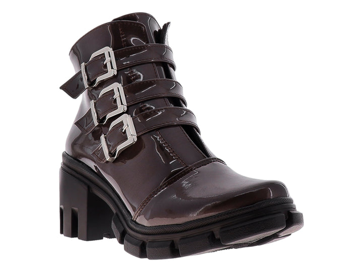 Botas de charol color café con tres hebillas plateadas y suela track gruesa.
