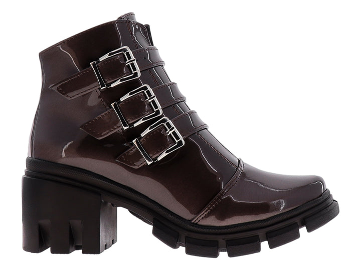 Botas de charol color café con tres hebillas plateadas y suela track gruesa.
