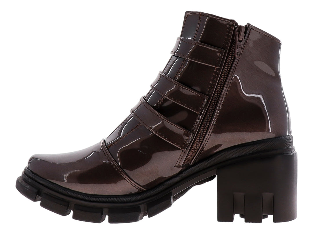 Botas de charol color café con tres hebillas plateadas y suela track gruesa.