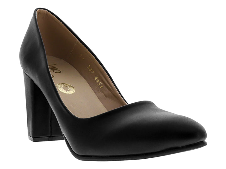Zapato de tacón grueso color negro en material sintético liso con punta redondeada.
