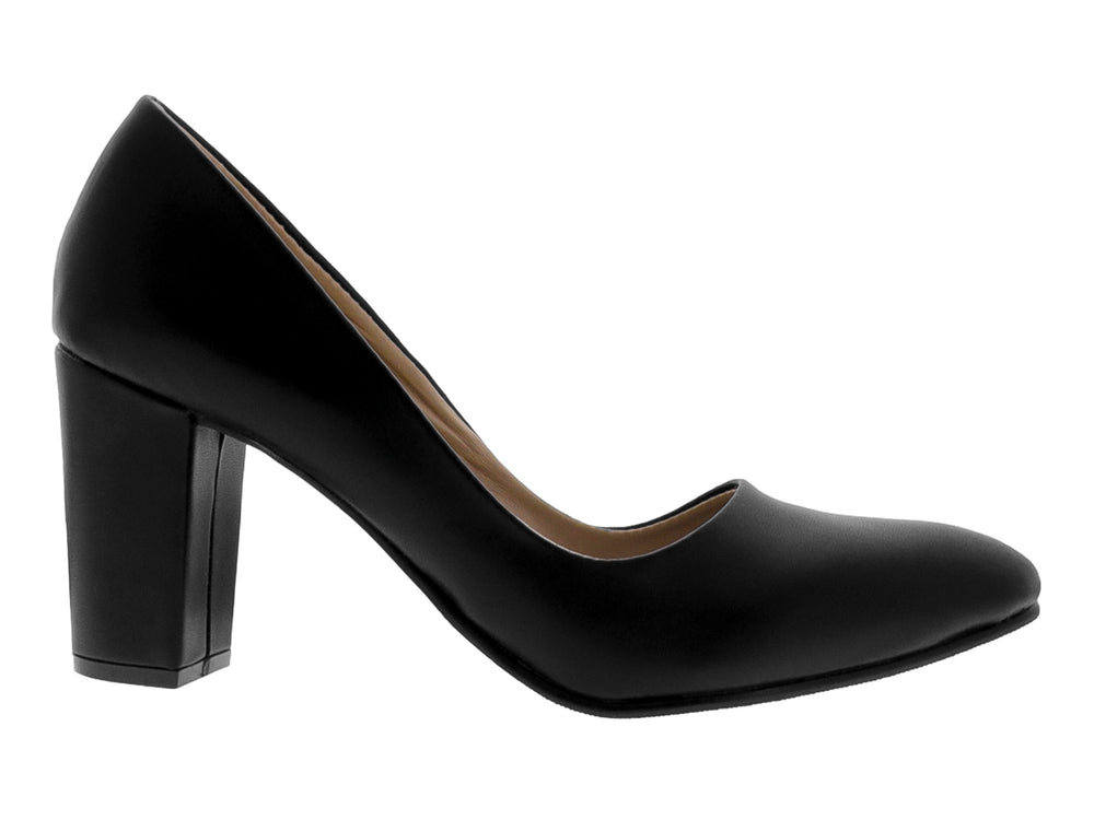 Zapato de tacón grueso color negro en material sintético liso con punta redondeada.