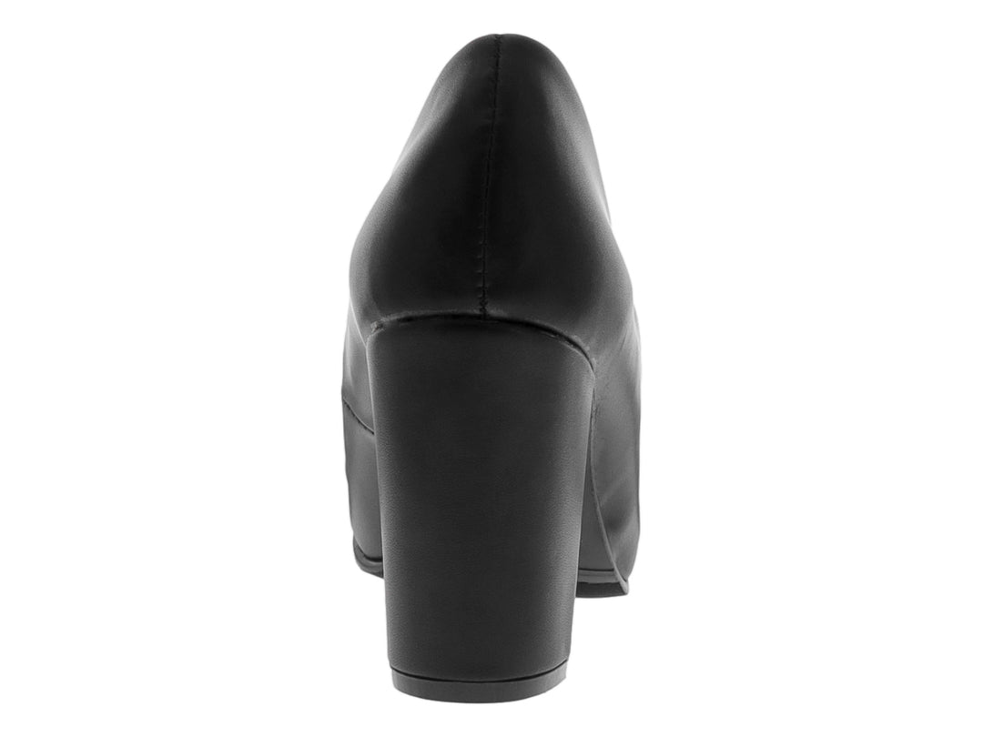 Zapato de tacón grueso color negro en material sintético liso con punta redondeada.