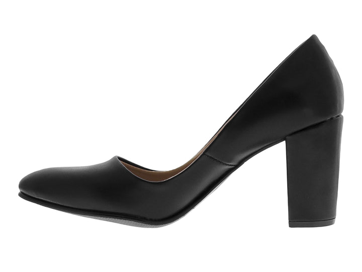 Zapato de tacón grueso color negro en material sintético liso con punta redondeada.