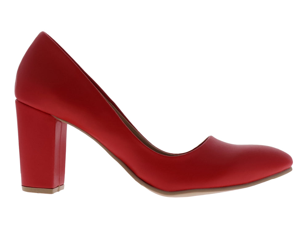 Zapato de tacón grueso color rojo en material sintético liso con punta redonda.