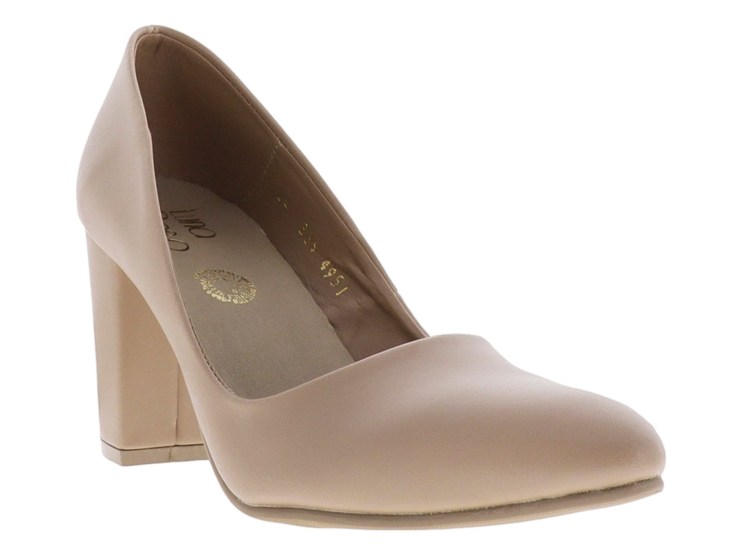 Zapato de tacón grueso cerrado en color beige, material sintético liso y punta redondeada.
