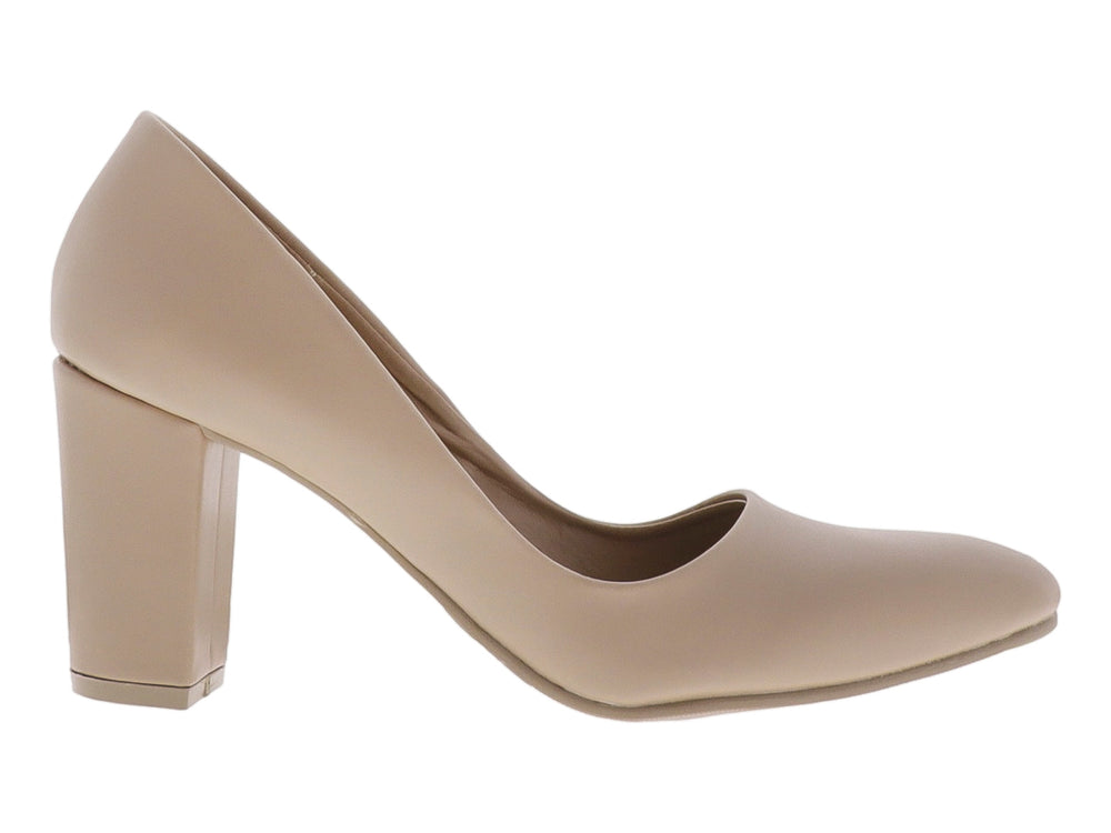 Zapato de tacón grueso cerrado en color beige, material sintético liso y punta redondeada.