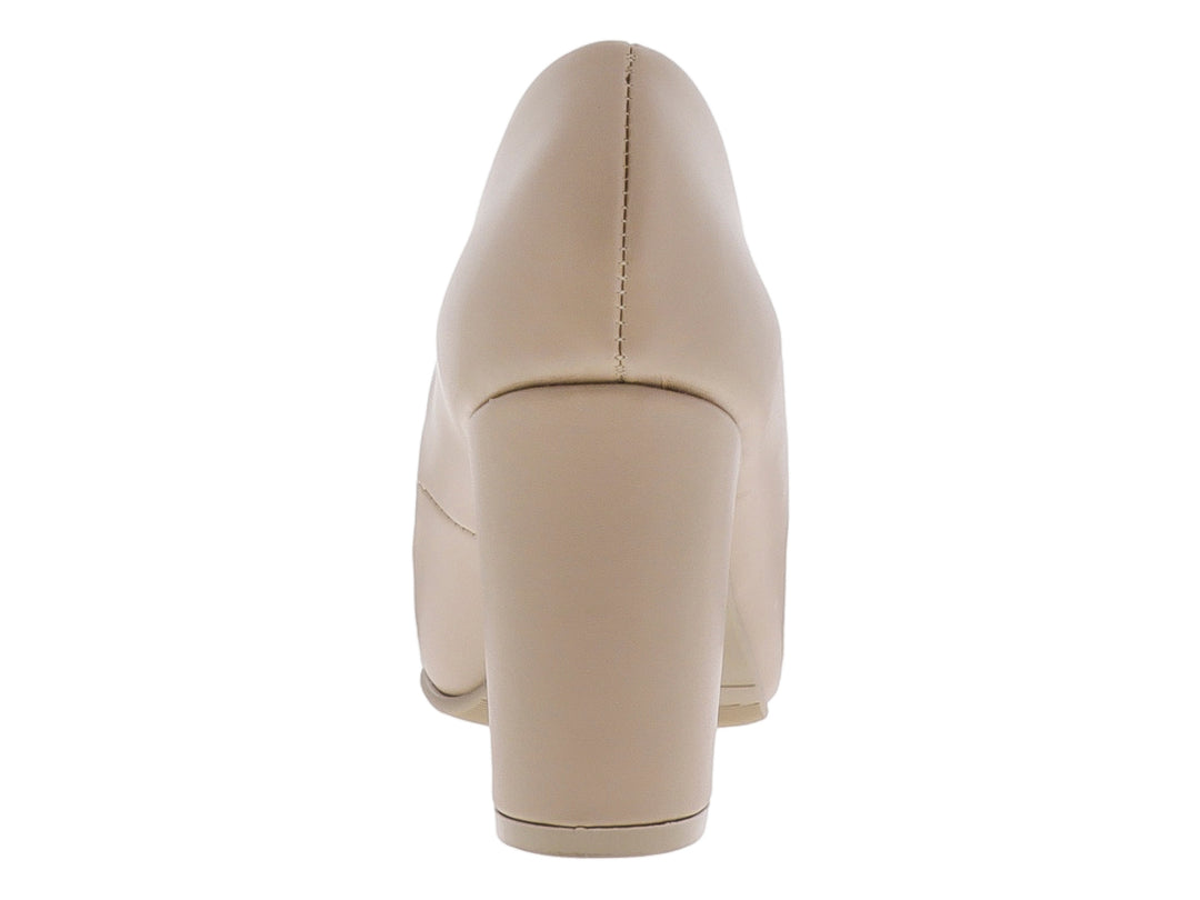 Zapato de tacón grueso cerrado en color beige, material sintético liso y punta redondeada.