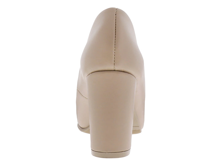 Zapato de tacón grueso cerrado en color beige, material sintético liso y punta redondeada.