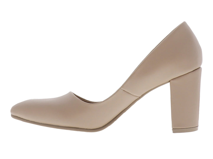 Zapato de tacón grueso cerrado en color beige, material sintético liso y punta redondeada.