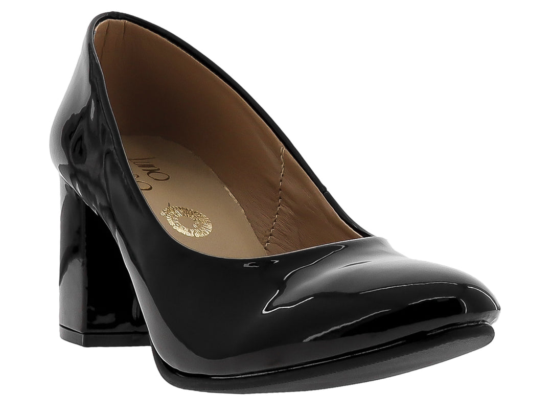 Zapato de tacón grueso en color negro charol brillante con interior beige para mujer.