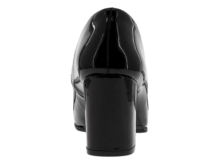 Zapato de tacón grueso en color negro charol brillante con interior beige para mujer.