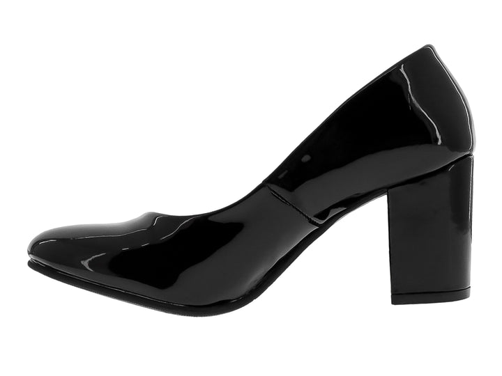 Zapato de tacón grueso en color negro charol brillante con interior beige para mujer.