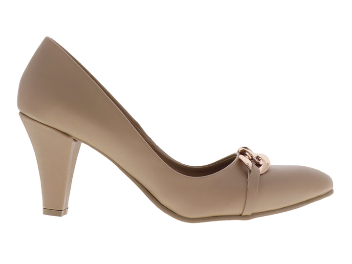 Zapato de tacón beige para mujer con detalle de cadena dorada en la parte frontal y tacón ancho.