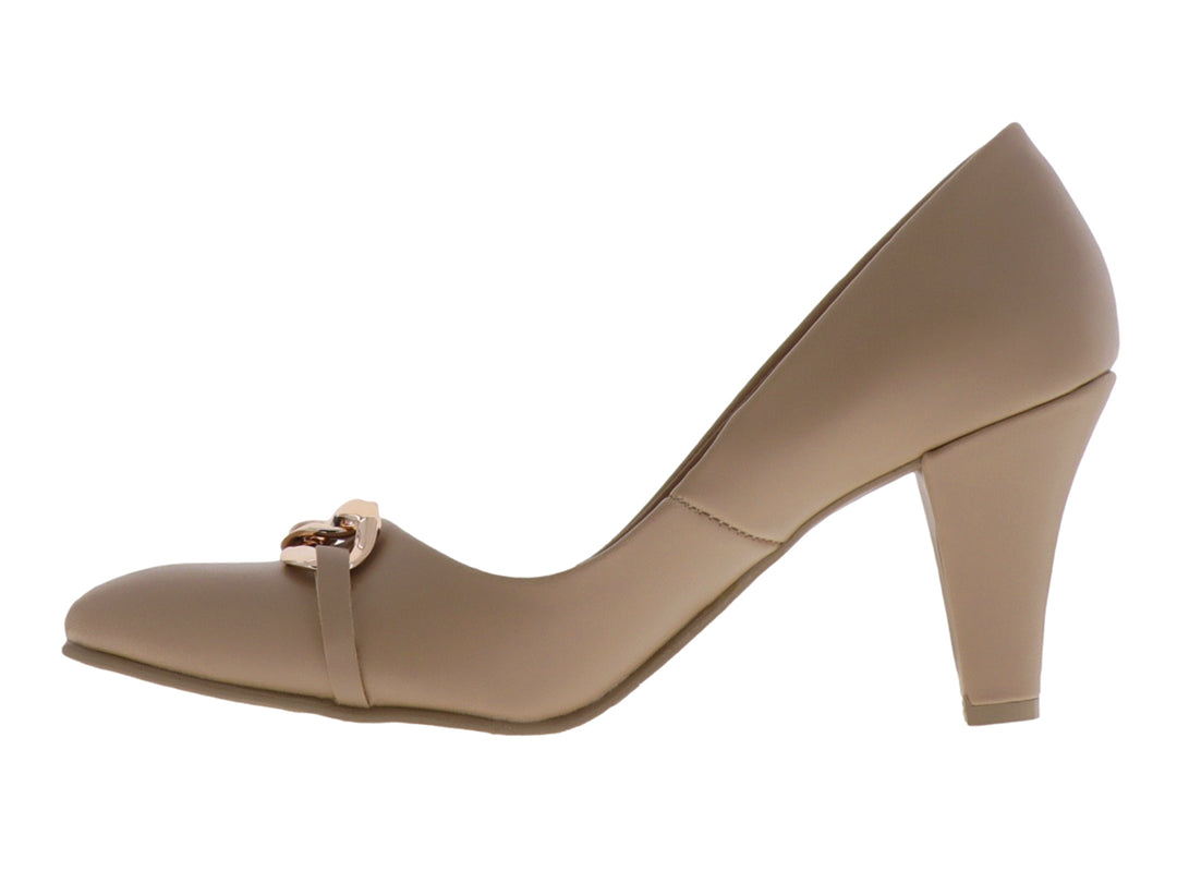 Zapato de tacón beige para mujer con detalle de cadena dorada en la parte frontal y tacón ancho.