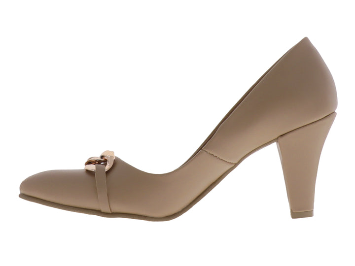 Zapato de tacón beige para mujer con detalle de cadena dorada en la parte frontal y tacón ancho.