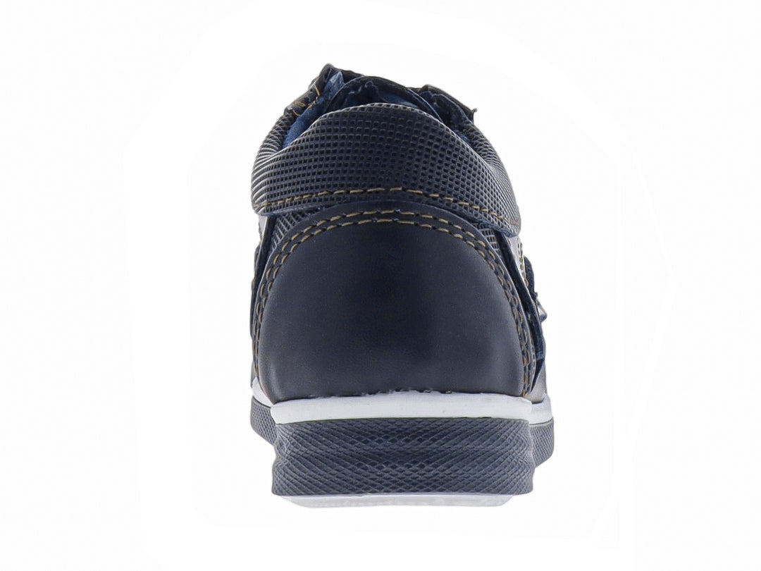 Zapato casual para niño color azul marino con suela blanca y agujetas.