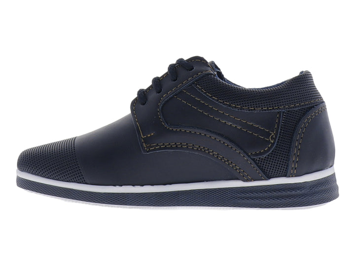 Zapato casual para niño color azul marino con suela blanca y agujetas.