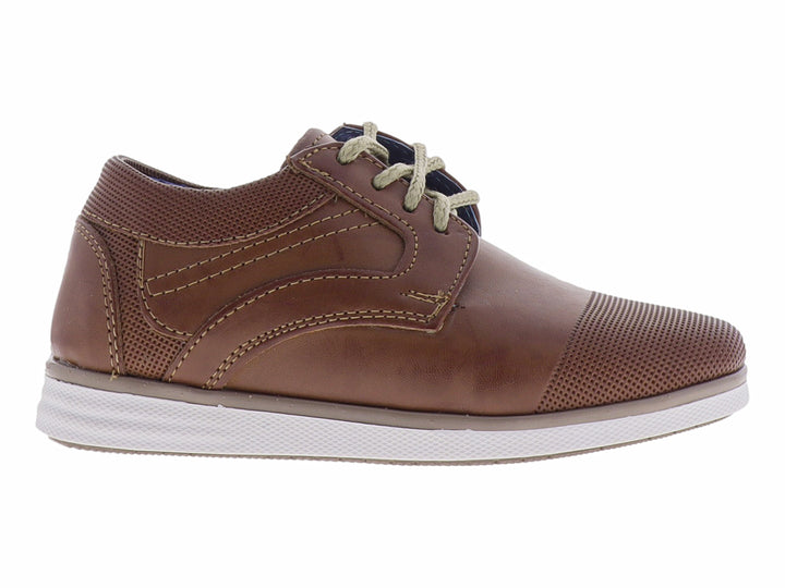 Zapato infantil color miel con agujetas y suela blanca.