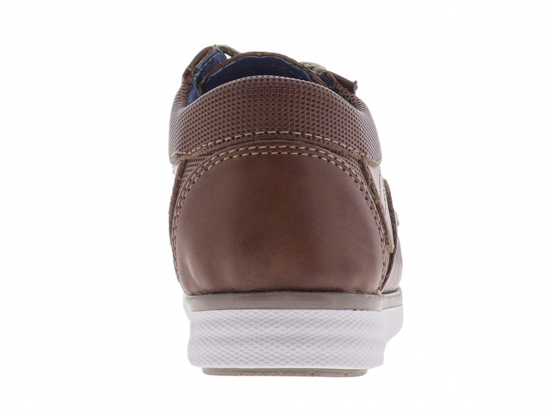 Zapato infantil color miel con agujetas y suela blanca.