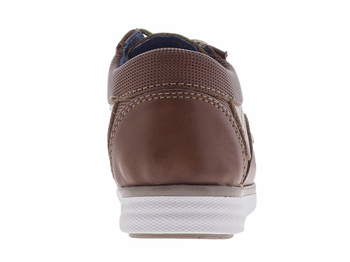 Zapato infantil color miel con agujetas y suela blanca.