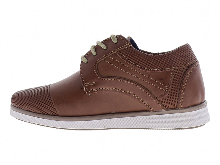 Zapato infantil color miel con agujetas y suela blanca.