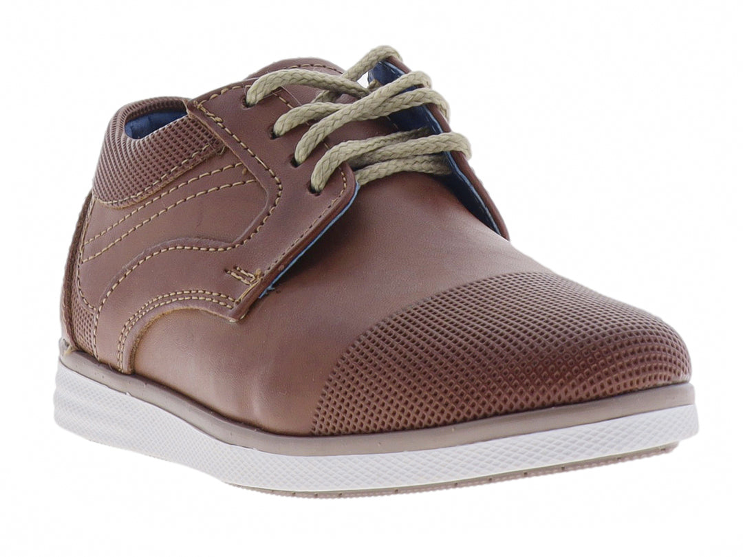 Zapato casual color miel para niño con detalles perforados, agujetas y suela blanca.