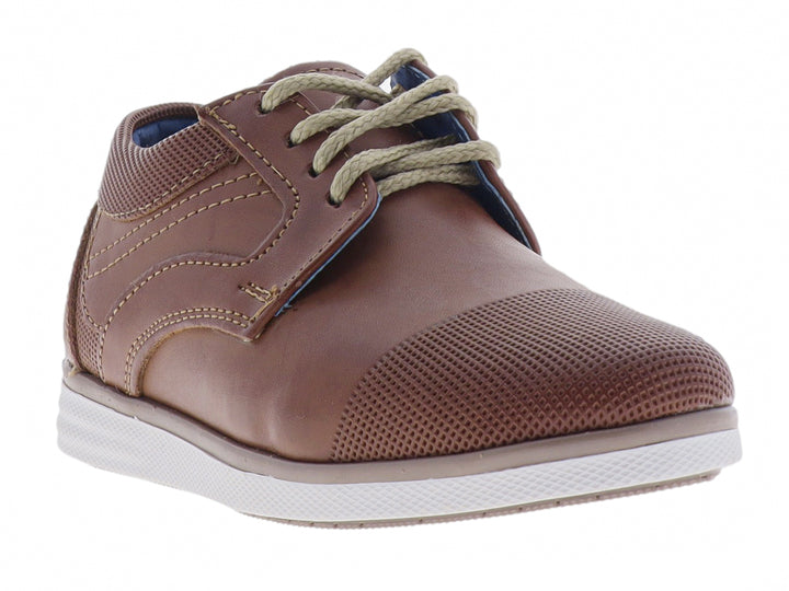 Zapato casual color miel para niño con detalles perforados, agujetas y suela blanca.