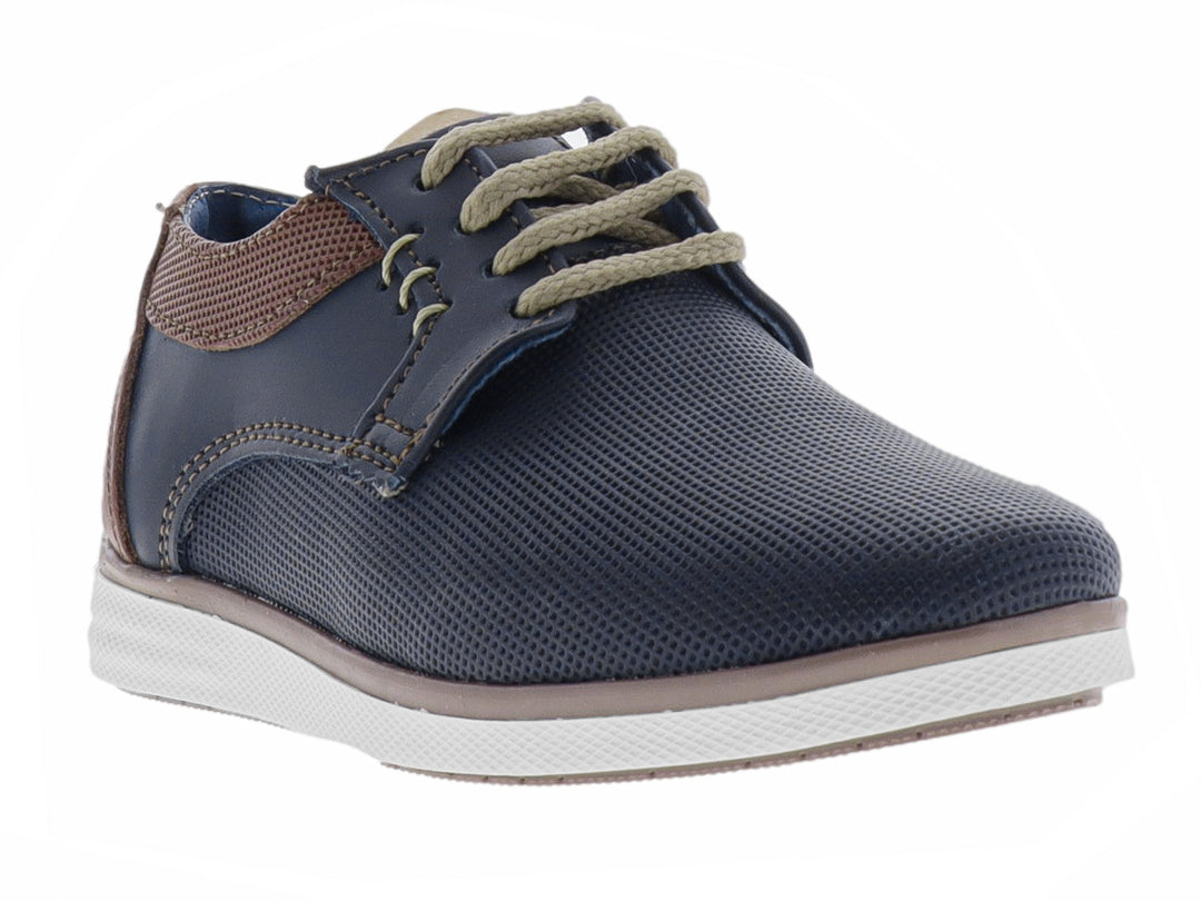 Zapato casual para niño color azul marino con detalles en miel y suela blanca.