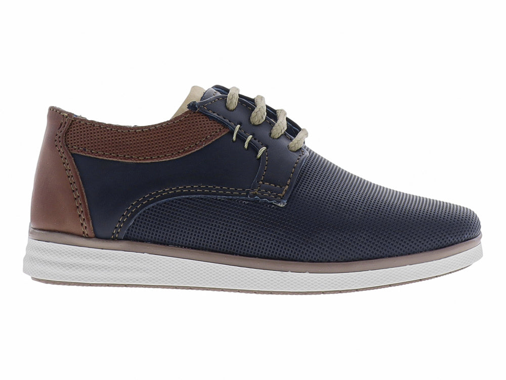 Zapato casual para niño color azul marino con detalles en miel y suela blanca.